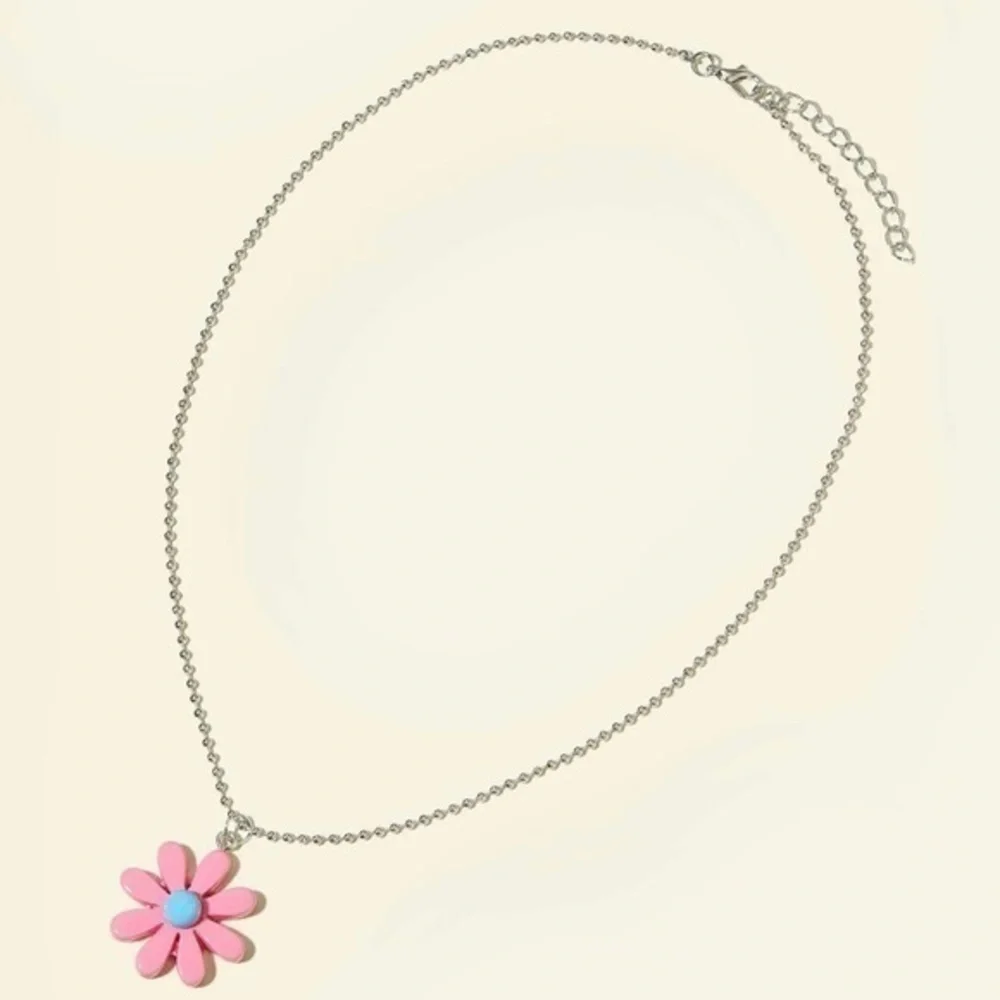 3/$30 🤍 Daisy Necklace